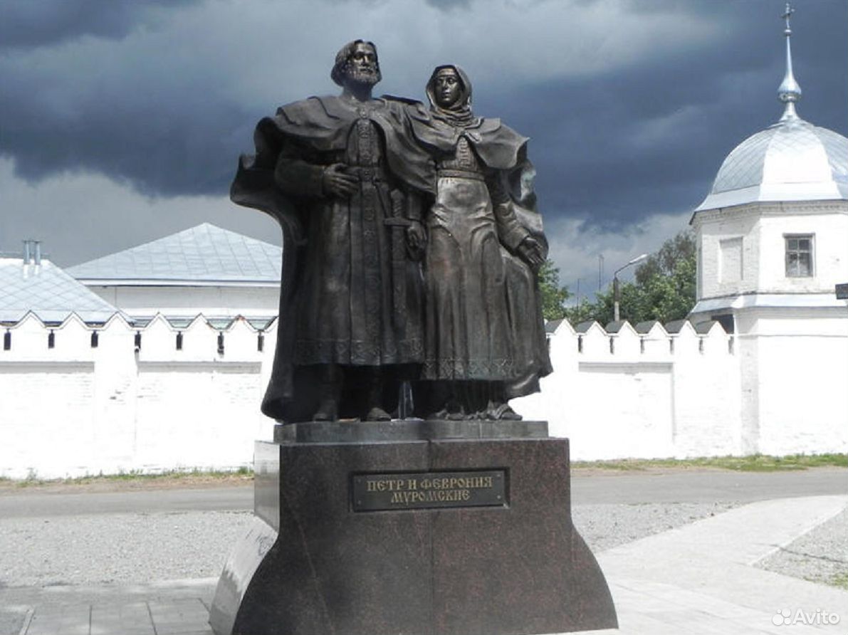 Памятник февронии в муроме. В Муроме памятник Петру и Февронии в Муроме. Муром памятник Петру и Февронии. Муром достопримечательности памятник Петру и Февронии.