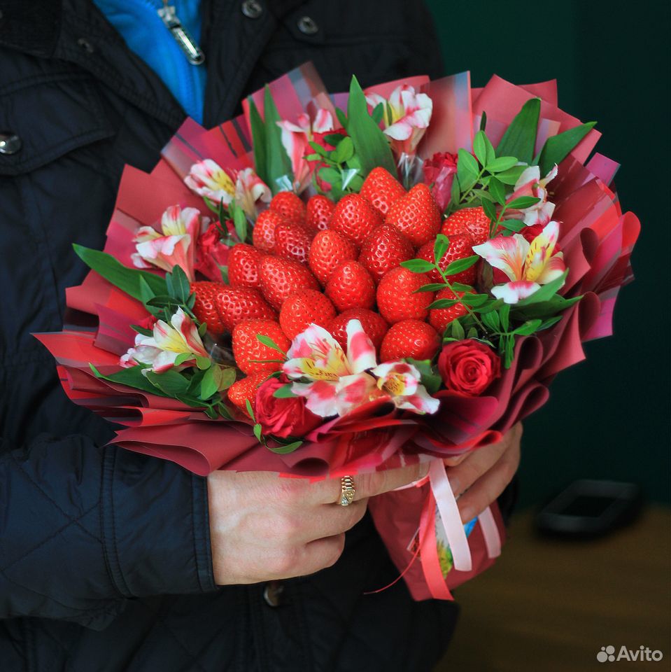 Клубничный букет с цветами купить на Зозу.ру - фотография № 6