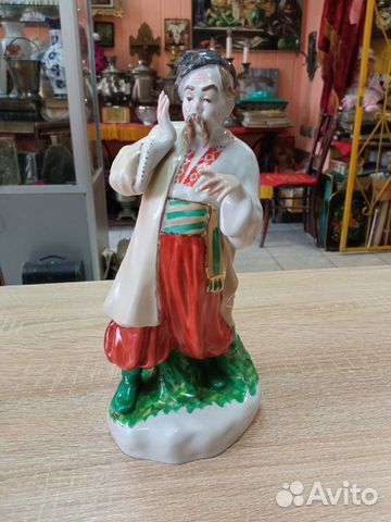 Фарфоровая статуэтка 