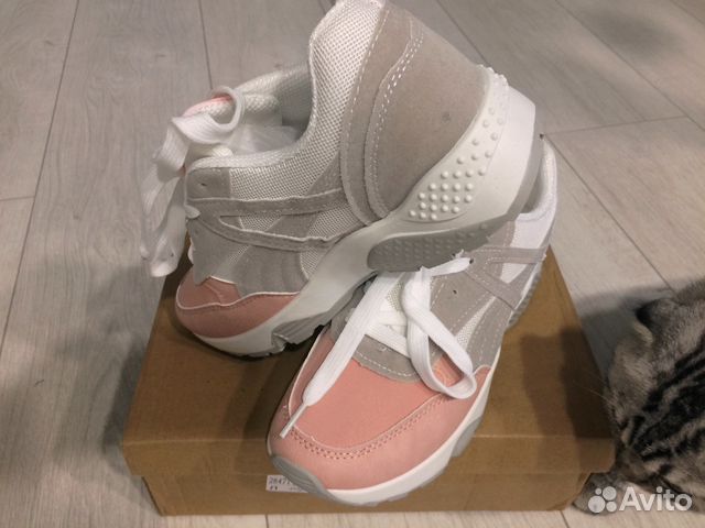 Стильные женские кроссовки