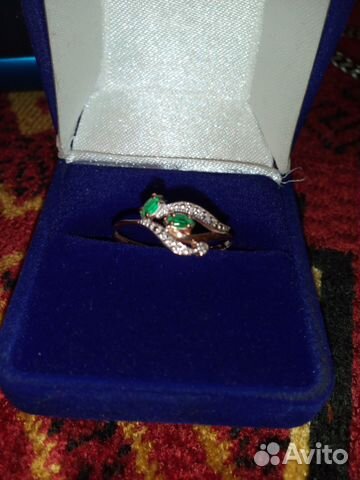 Золотое кольцо с бриллиантами и изумрудами Золотое кольцо с бриллиантами и изумрудами