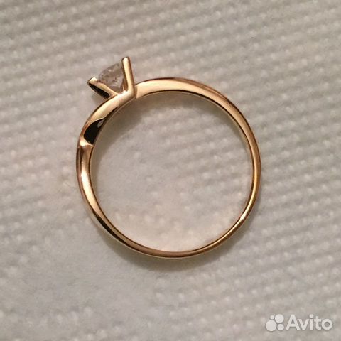 Золотое кольцо с бриллиантом