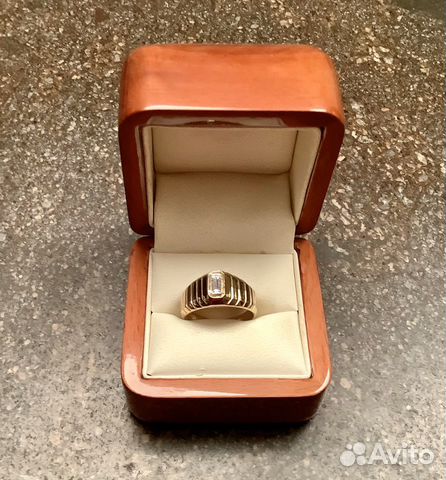 Печатка золотая с бриллиантом Печатка золотая с бриллиантом