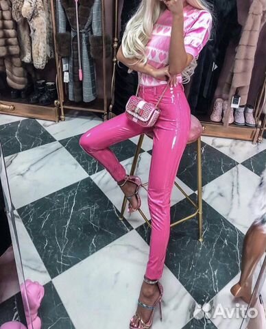 Лаковые розовые брюки