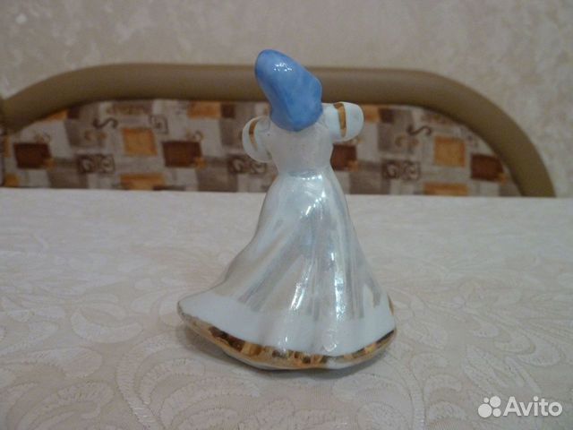 Фарфоровая статуэтка 