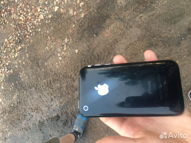 Телефон iPhone 3
