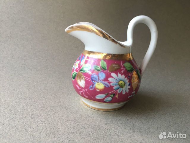 Молочник М. С. Кузнецова с цветной росписью