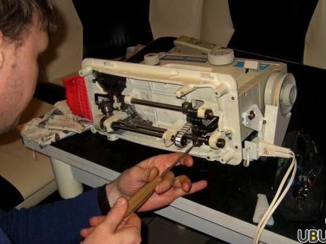 Сломалась швейная машинка. Сломанные Швейные машины. Ремонт швейных машин. Наладчик швейных машин. Мастер швейных машинок.