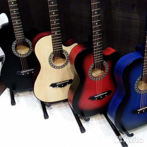 Гитары разных цветов и размеров