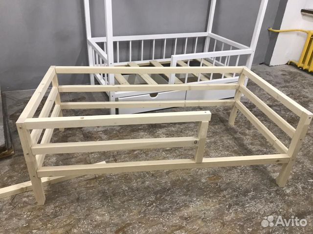 Детская кровать с бортиком