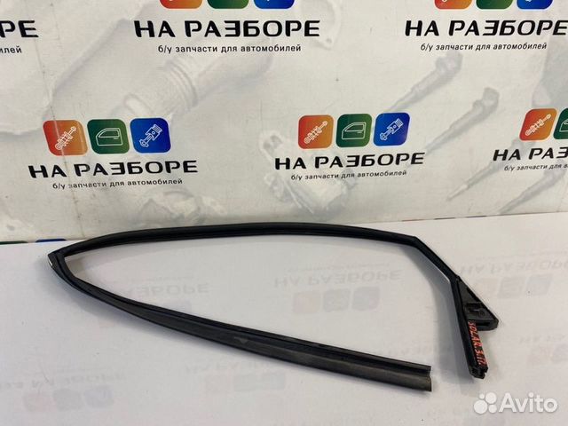 Уплотнительная резинка стекла двери задняя правая