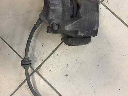 Суппорт тормозной передний рено дастер 1. Рено дастер скоба переднего суппорта. Суппорт дастер. Передний суппорт рено дастер 2021. Суппорт тормозной передний рено дастер 1.