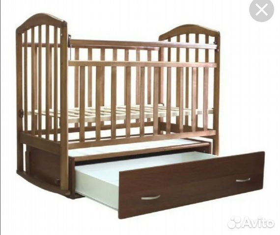 Детская кроватка с маятником и ящиком