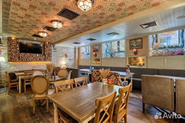 Официант в ресторан Villaggio 24/7 на Васильевском