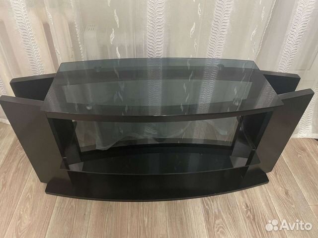 Стеклянный стол под телевизор