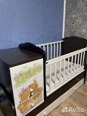 Детская кроватка с маятником и ящиками