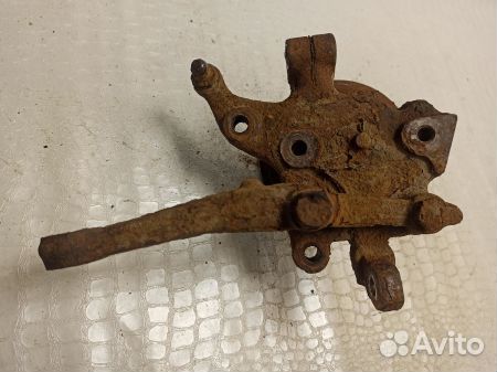 Кулак передний правый