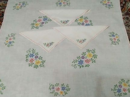 Скатерть с 6 салфетками. Салфетки ришелье