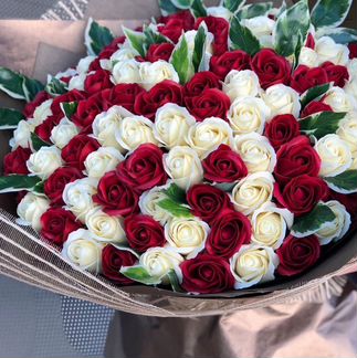 Купить 101 розу букет цветы маме сердце подарок