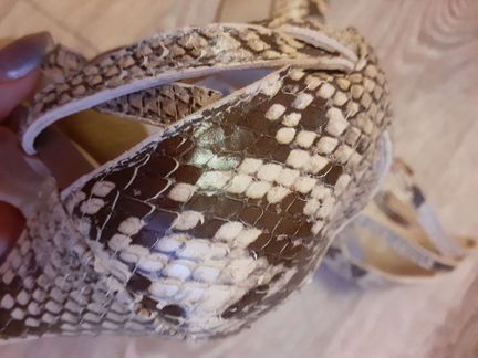 Босоножки новые Италия питон