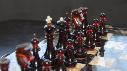 Шахматы из янтаря