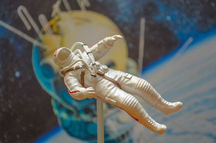Фигурка советского космонавта