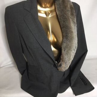 Пиджак серый с меховым воротником