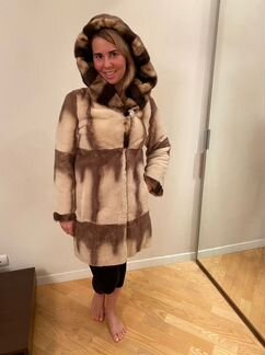 Шуба из ласки с капюшоном из норки бежевая
