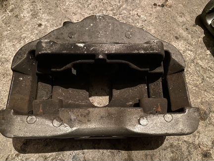 Суппорт тормозной левый передний BMW E60 E65 3.0