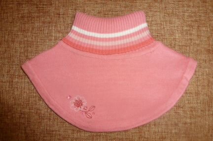 Шапка, варежки, манишка и свитерок