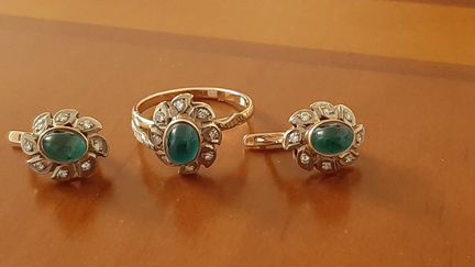 Комплект золотой с бриллиантами и изумрудами