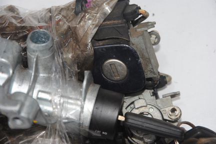 Комплект замка зажигания и личинок с ключом Audi