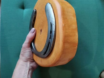 Подкова на счастье на спиле натурального дерева