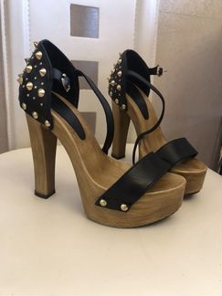 Туфли на высоком каблуке