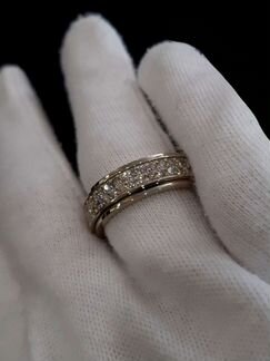 Золотое кольцо с пожвижным центром и бриллиантами