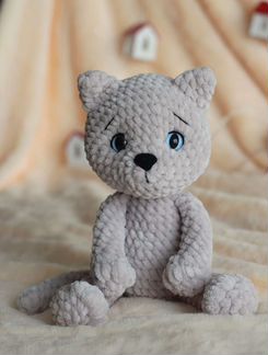Вязаная плюшевая кошка