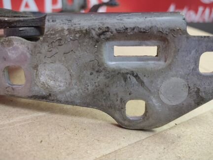 Петля капота левая Mercedes W204 W204 C200 CDI