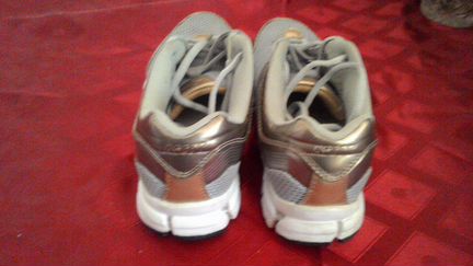 Женские кроссовки