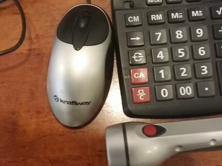 Калькулятор, дыракол, степлер, фонарик, мышь