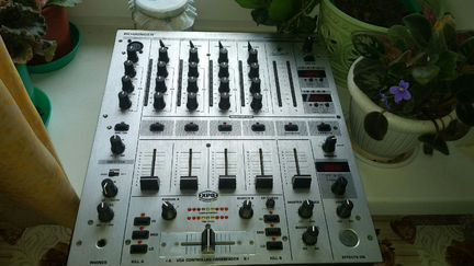 Микшерный пульт Behringer DJX 700