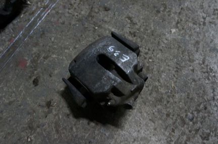 BMW E39 передний правый тормозной суппорт