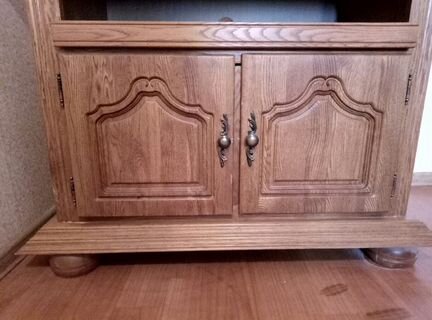 Тумба под телевизор из цельного дерева