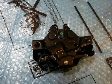 Toyota Land Cruiser 200 замок капота