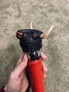 Бутылка с головой быка для напитков из Испании