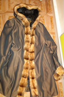 Пальто коричневое с капюшоном и норкой на кролике