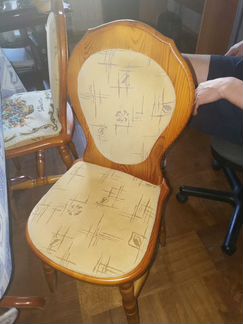 Массивный стол и 4 стула