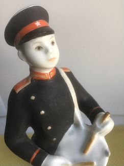 Фарфоровая статуэтка