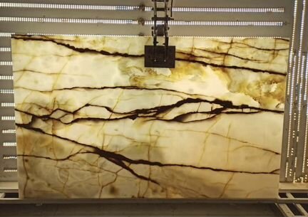 Громовой оникс «Lighting White»