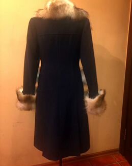 Пальто с мехом енота