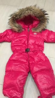 Стеганый пуховой комбинезон с пинетками moncler